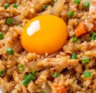 Arros Frito Con Salmón Y Huevo