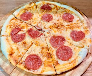 Пицца с салями