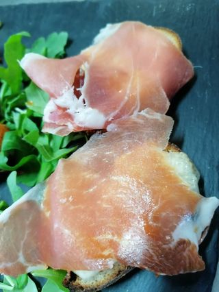Bruschetta con prosciutto e mozzarella
