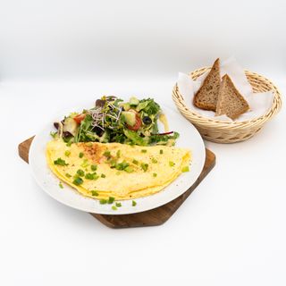 Omlet z szynką, warzywami i serem