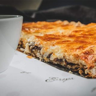 Burek sa kečapom i gljivama