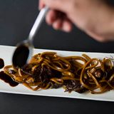 Tallarines con pollo en salsa de soja(ración)