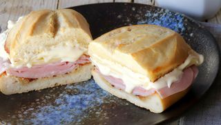 Bocadillo De Bacon Y Queso