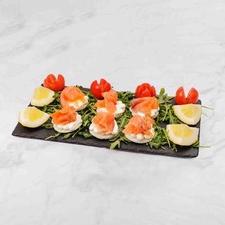 Carpaccio di salmone affumicato con crostini