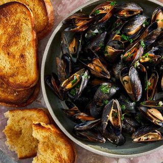 მიდიები ღვინის სოუსში ფრანგულად