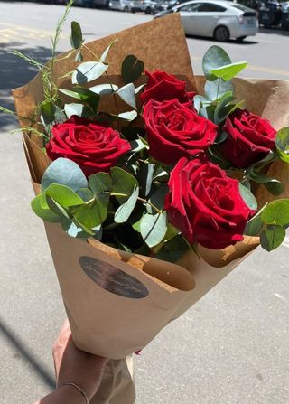 5 წითელი ჰოლანდიური ვარდის თაიგული