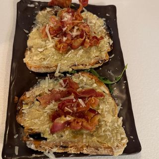Bruschetta con pancetta, crema carciofi  e pecorino 2pz