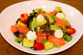 Салата с пушена сьомга (330г)