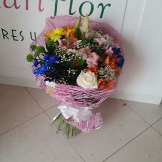 Ramo variado a gusto del florista .