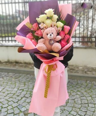 7.Buket ruža i plišani medved