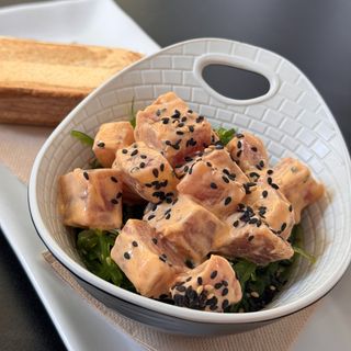 Dados De Atún Con Algas Wakame Y Sésamo