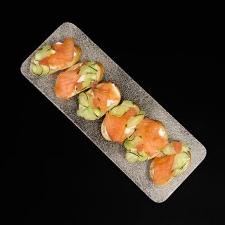 Bruschette sa namazom od sireva, dimljenim lososom I svežim krastavcem