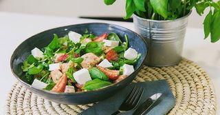 Salada Salmão e Queijo Fresco