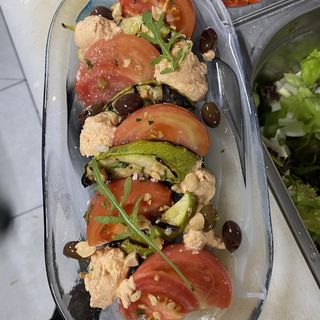 Розови домати с гриловани тиквички