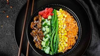 რეინბოუ პოკე ქათმითა და ტერიაკის სოუსით