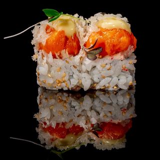 U17. Salmon flambe roll 8 pezzi