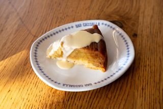 Tarta de manzana con crema inglesa