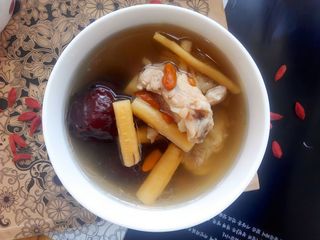 清补凉炖龙骨 Ching Bo Leung con Huesos de Cerdo (Hierbas Medicinales)