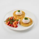 Драники с яйцом пашот и слабосоленой семгой