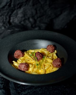 Паста сирна з телячими мітболами