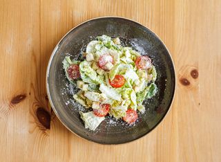 Салата цезар с хрупкави калмари (400г)