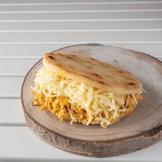 Arepa La Catira (POLLO + QUESO AMARILLO)