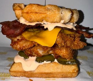 Sexy Burger Chicken Waffle + Patatas Fritas 