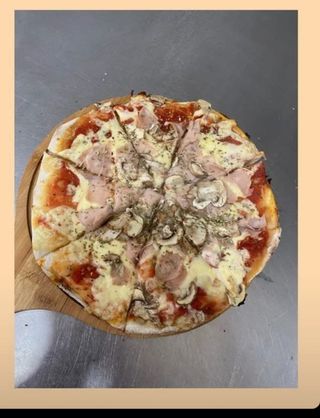 Pizza Capriciosa porodična prečnika pola metra