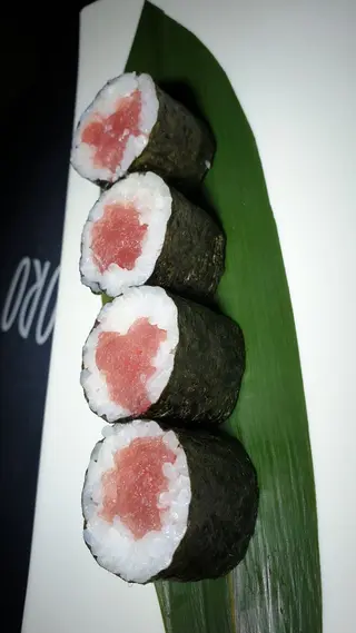 76. Maguro maki - 8 pezzi