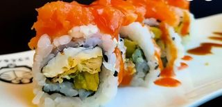 P17 Uramaki tartare spicy salmone