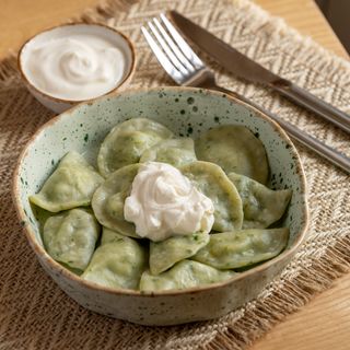 Вареники з сиром сулугуні, шпинатом та картоплею