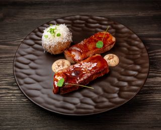 Piept de porc cu caramelă miso și maioneză Borodinsky