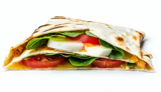 Piadina caprese con pomodoro a fette, mozzarella e lattuga
