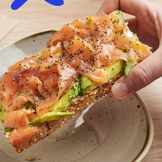 Tosta de Salmón y Aguacate Natural con Queso Crema