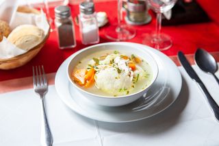 Supa clara cu galusca umpluta