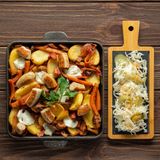 Пательня з картоплі та ковбаски-равлик