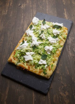 Pizza zucchine, burrata e menta