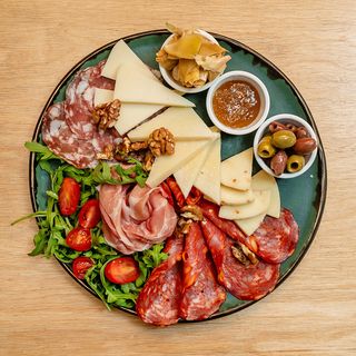 Talerz włoskich wędlin i serów