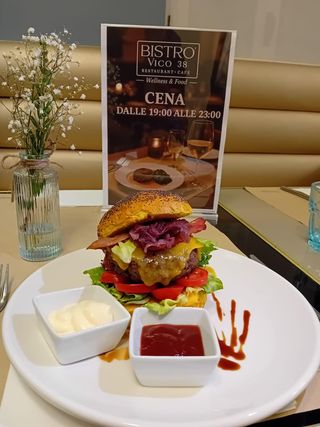 Hamburger zucca e papavero con pomodoro, lattuga, cheddar, cipolla caramellata e bacon