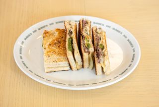 Bikini de ternera, pimiento y mayonesa trufada