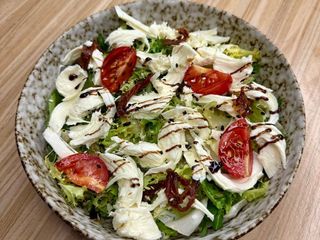 Салат з мʼякою моцарелою (230g)