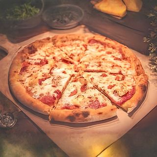 Пица с луканка и топено сирене (1200г)