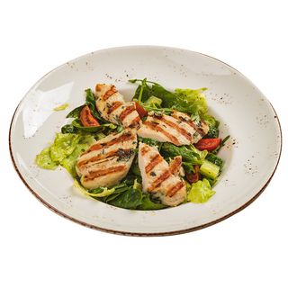 SAŁATKA Z KURCZAKIEM I ŚWIEŻYMI WARZYWAMI