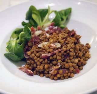 Ensalada de lentejas con jamón ibérico