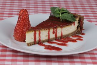 Tarta de queso con salsa de fresa