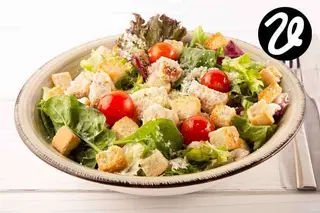 Ensalada César con dados de pollo