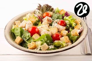 Ensalada César con dados de pollo