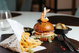 Double somon burger si chips de cartofi