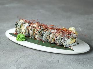 Рол з тофу, фучжу, кремовим сиром та огірком, з соусом вафу та чилі