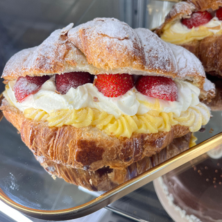 Croissant cu vanilie, frisca si capsuni